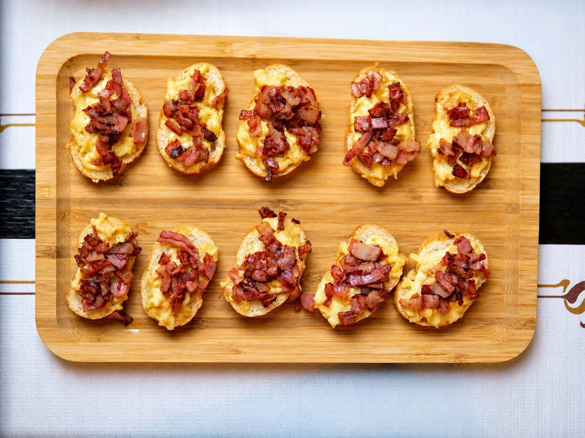 Pão de alho com queijo e bacon