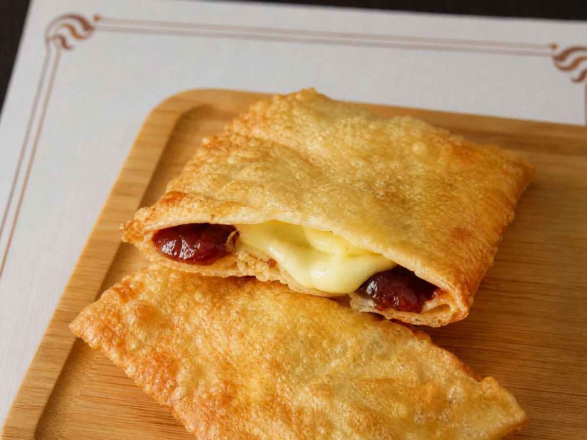 Pastel Romeu e Julieta com queijo e goiabada